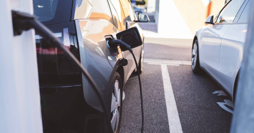 Verso l’elettrificazione: la crescente rete di stazioni di ricarica per auto elettriche